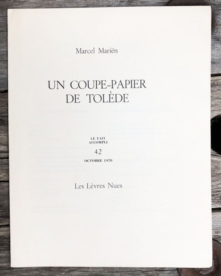 Item #26913 Un Coupe-Papier de Tolede. Le Fait Accompli 42. Marcel Mariën.